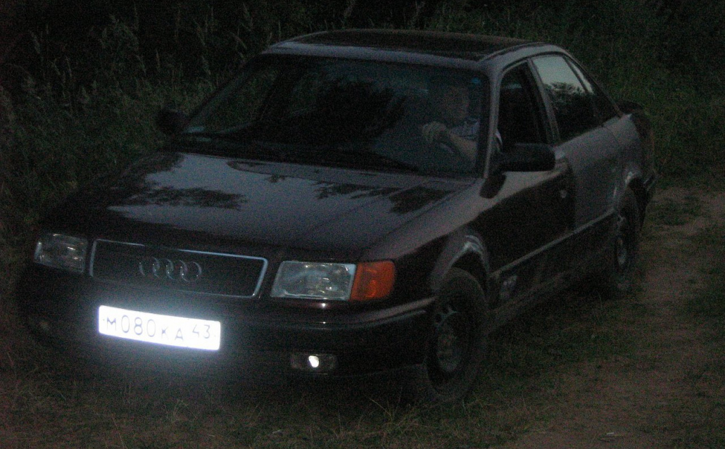 Audi 100 (43) броневик