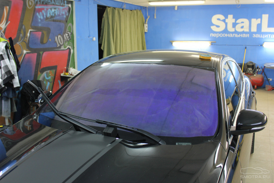 синяя тонировка стекол автомобиля 
