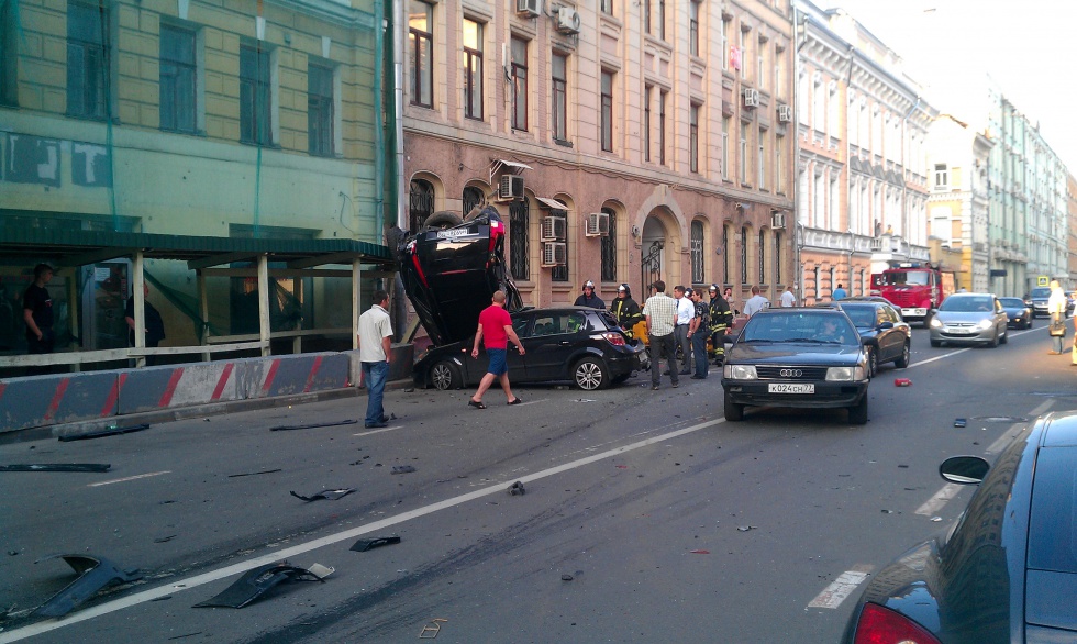 Фото/видео свежее ГТР расхлестал несколько машин в Москве | Происшествия ДТП